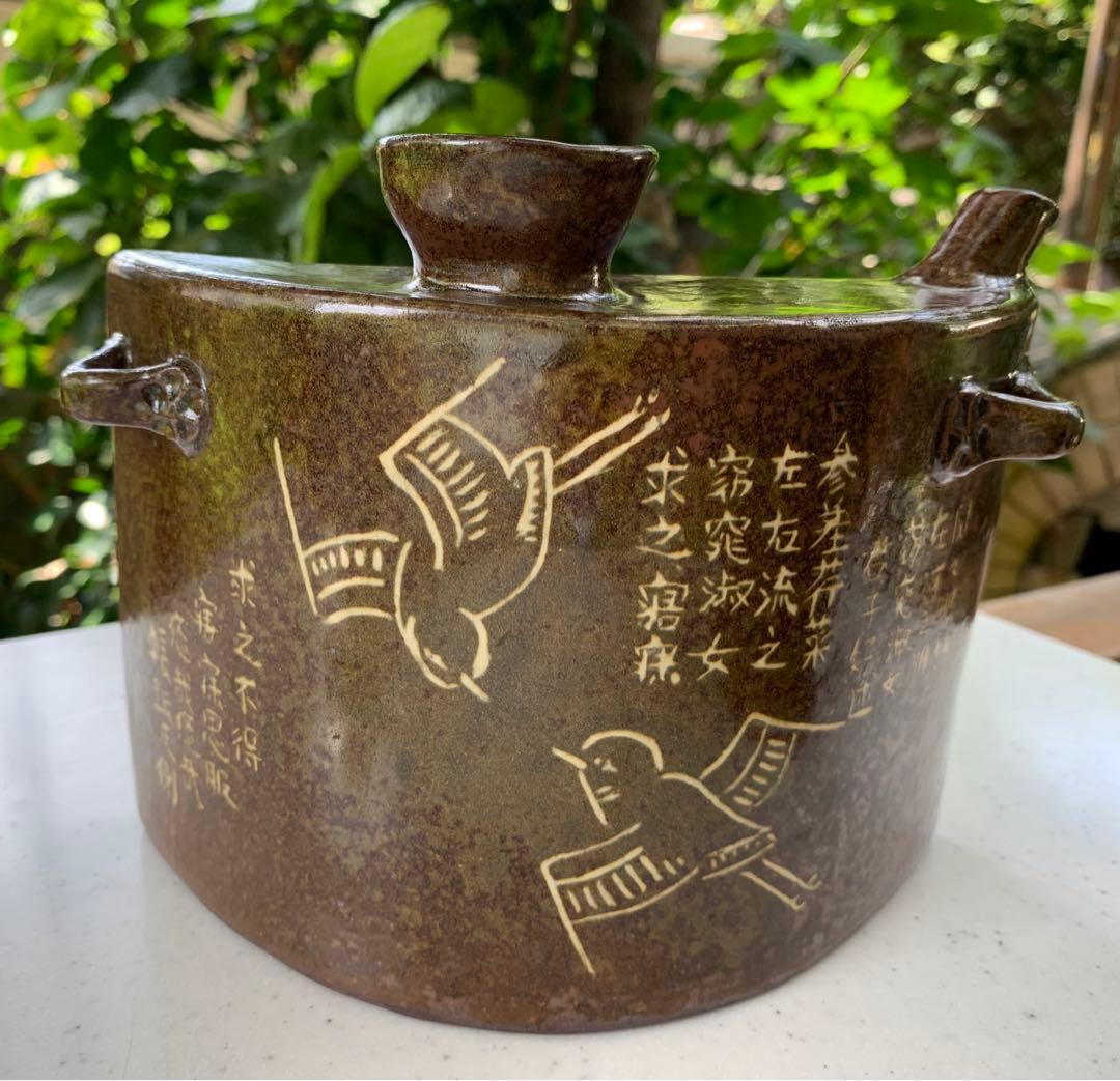 琉球陶器①双鳥(魚鷹)四言詩入白土象嵌抱瓶/②五言詩唐・于入白土象嵌抱瓶