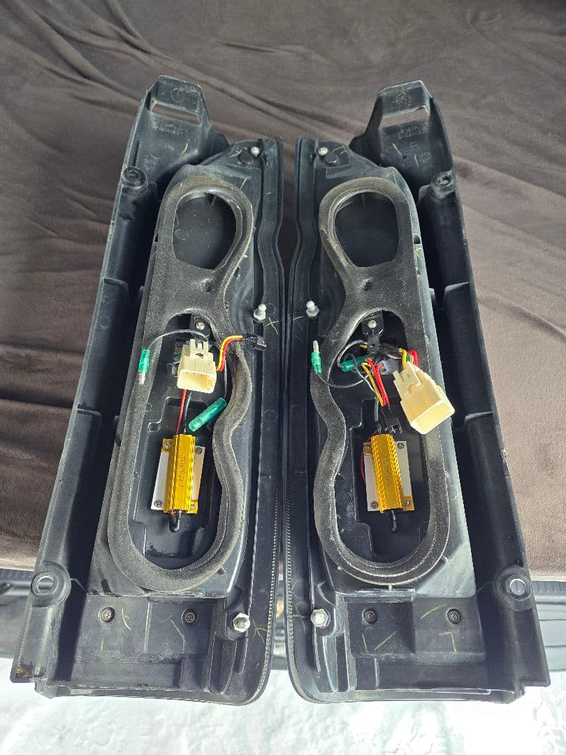 ハイエース　テールランプ　ヴァレンティ