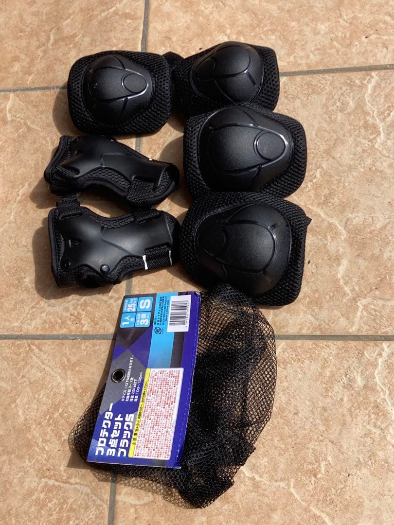 トミカ　自転車　16インチ　ヘルメット&プロテクター付