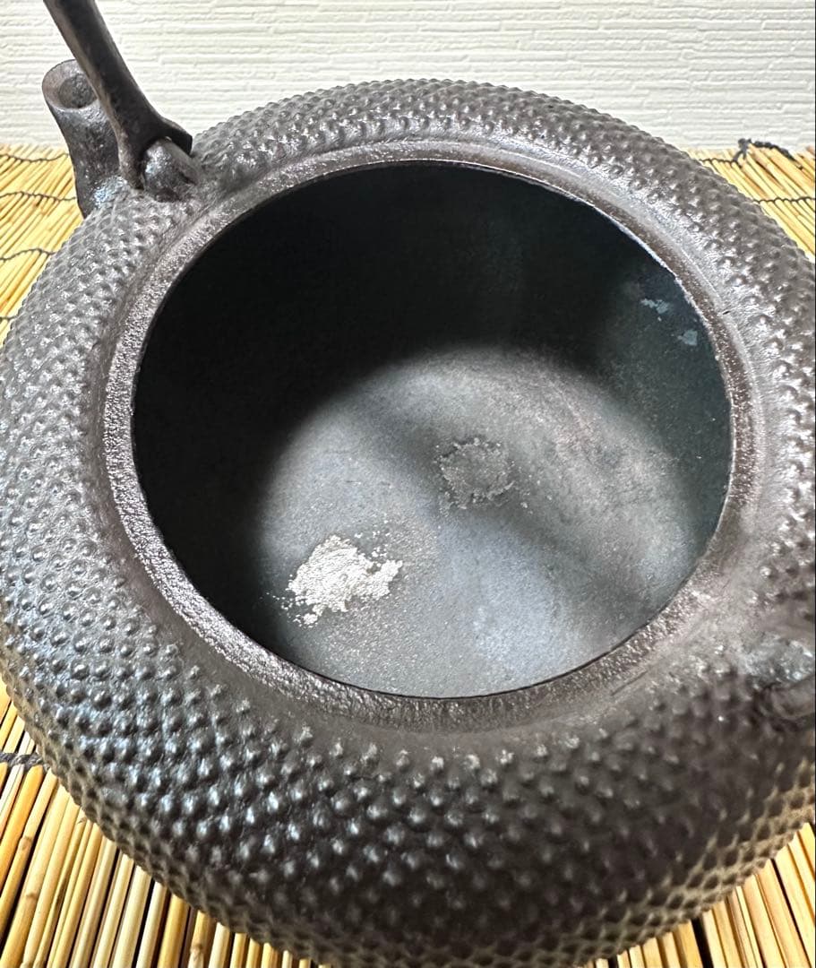 未使用品、木箱、黄布、南部鉄器検査証付　南部薫山工房造　鐡鉢型霰　南部鉄瓶