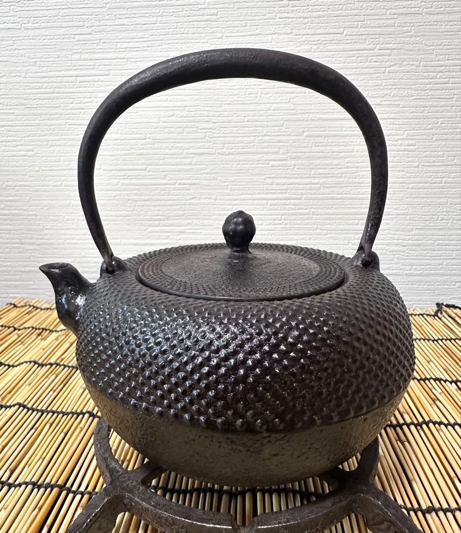 未使用品、木箱、黄布、南部鉄器検査証付　南部薫山工房造　鐡鉢型霰　南部鉄瓶