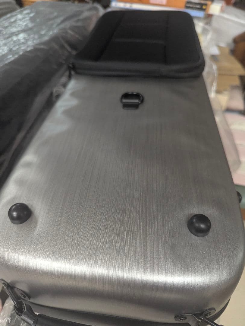 ヒューメビアンカ製 4/4バイオリンケース シルバー カーボン製