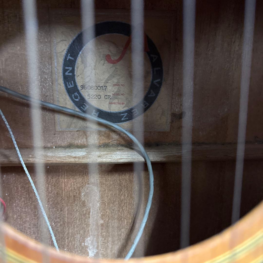 ＄アルバレス　アコースティックギター　弦切れあり