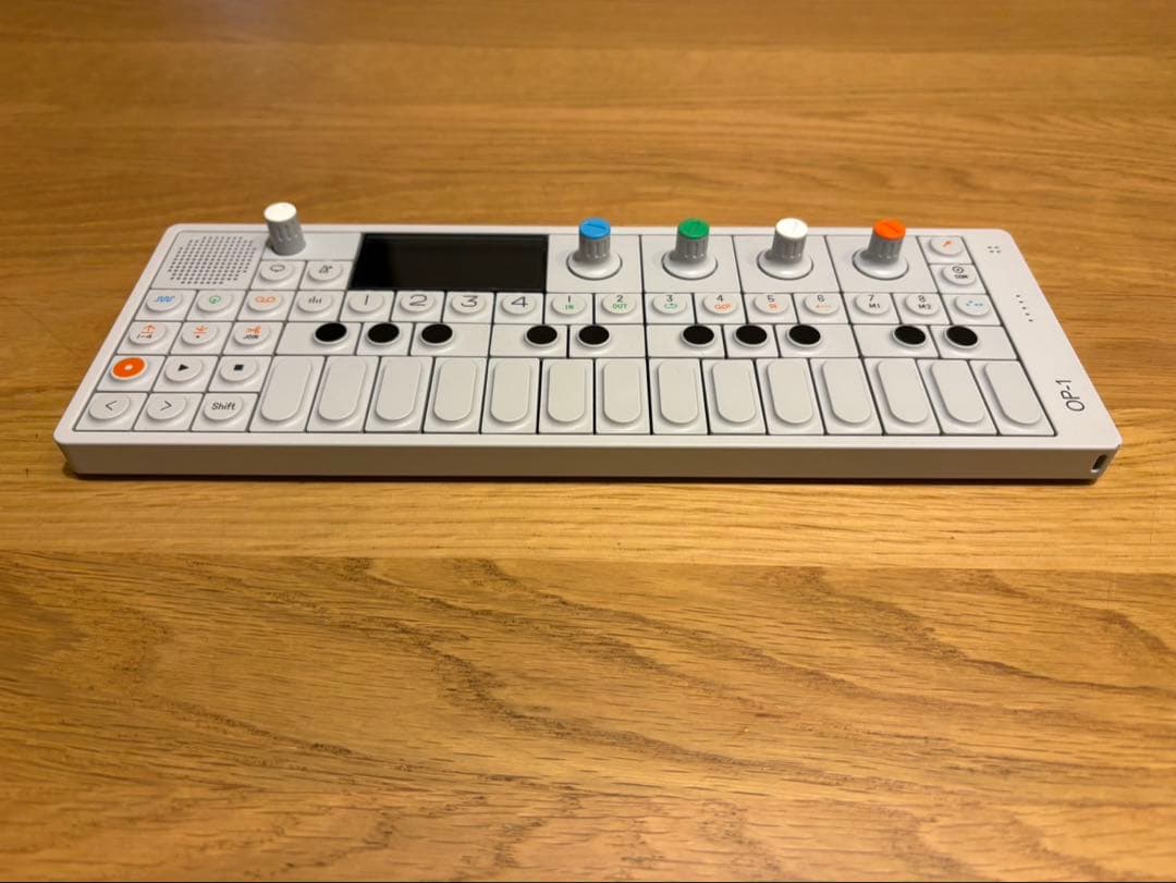 OP-1 シンセサイザー ホワイト