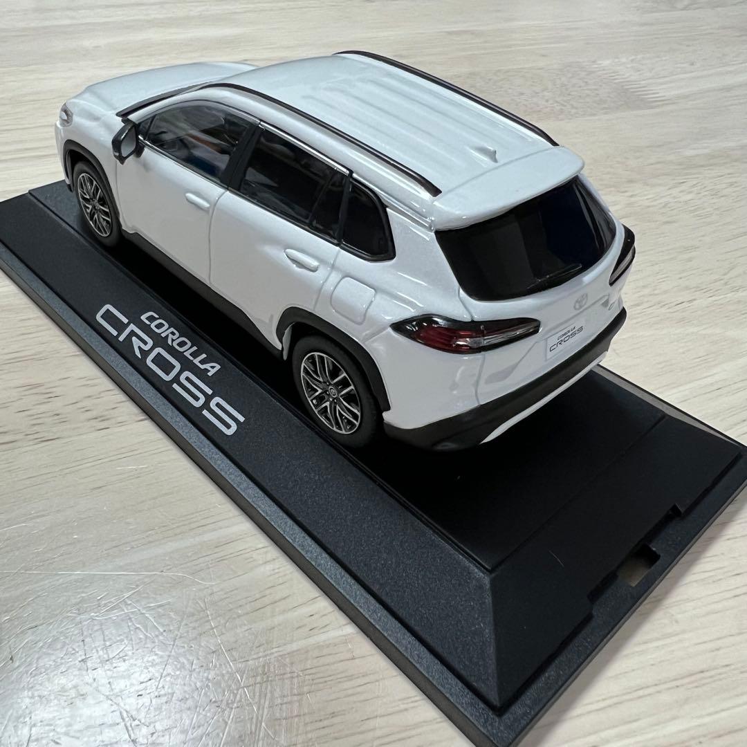 新型カローラクロス　ミニカー　プラチナホワイトパールマイカ