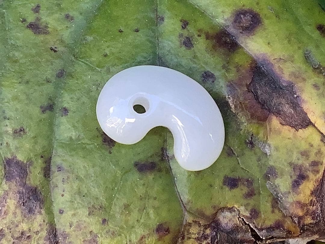 鑑定機関鑑別書付　氷*アイスジェイド糸魚川翡翠勾玉　お身近の守護石に本物を‼️