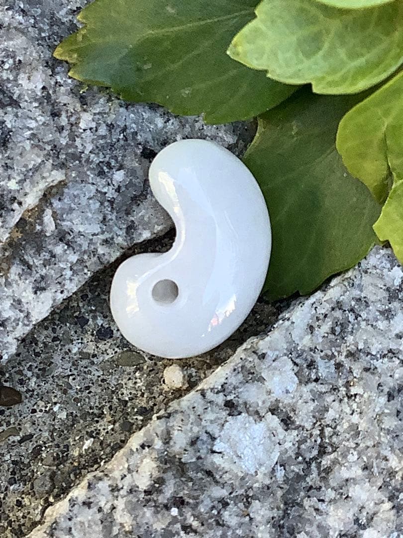 鑑定機関鑑別書付　氷*アイスジェイド糸魚川翡翠勾玉　お身近の守護石に本物を‼️