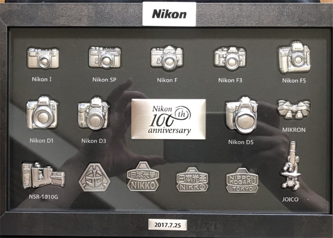 Nikon100周年記念カメラモデルバッジ