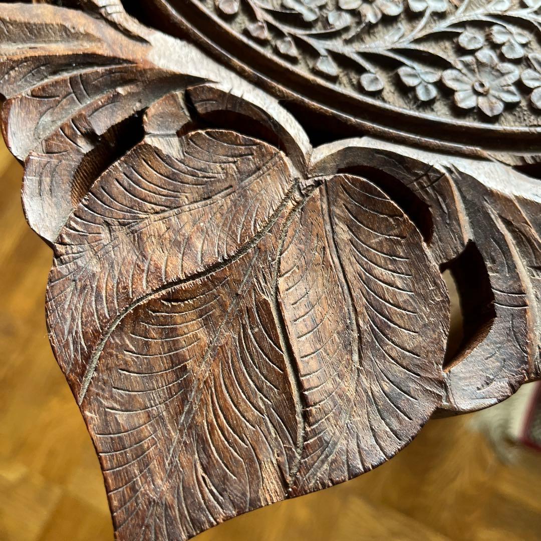 オシャレな木製彫刻テーブル