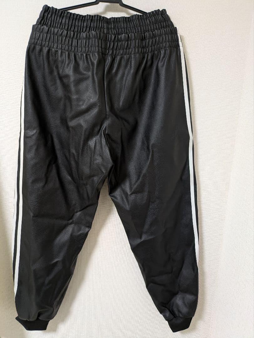 adidas 合皮ブラック ストライプ ジャージパンツ