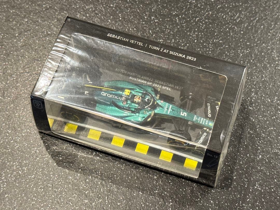 セバスチャン・ベッテル BUZZIN’ CORNERモデル 鈴鹿 AMR22