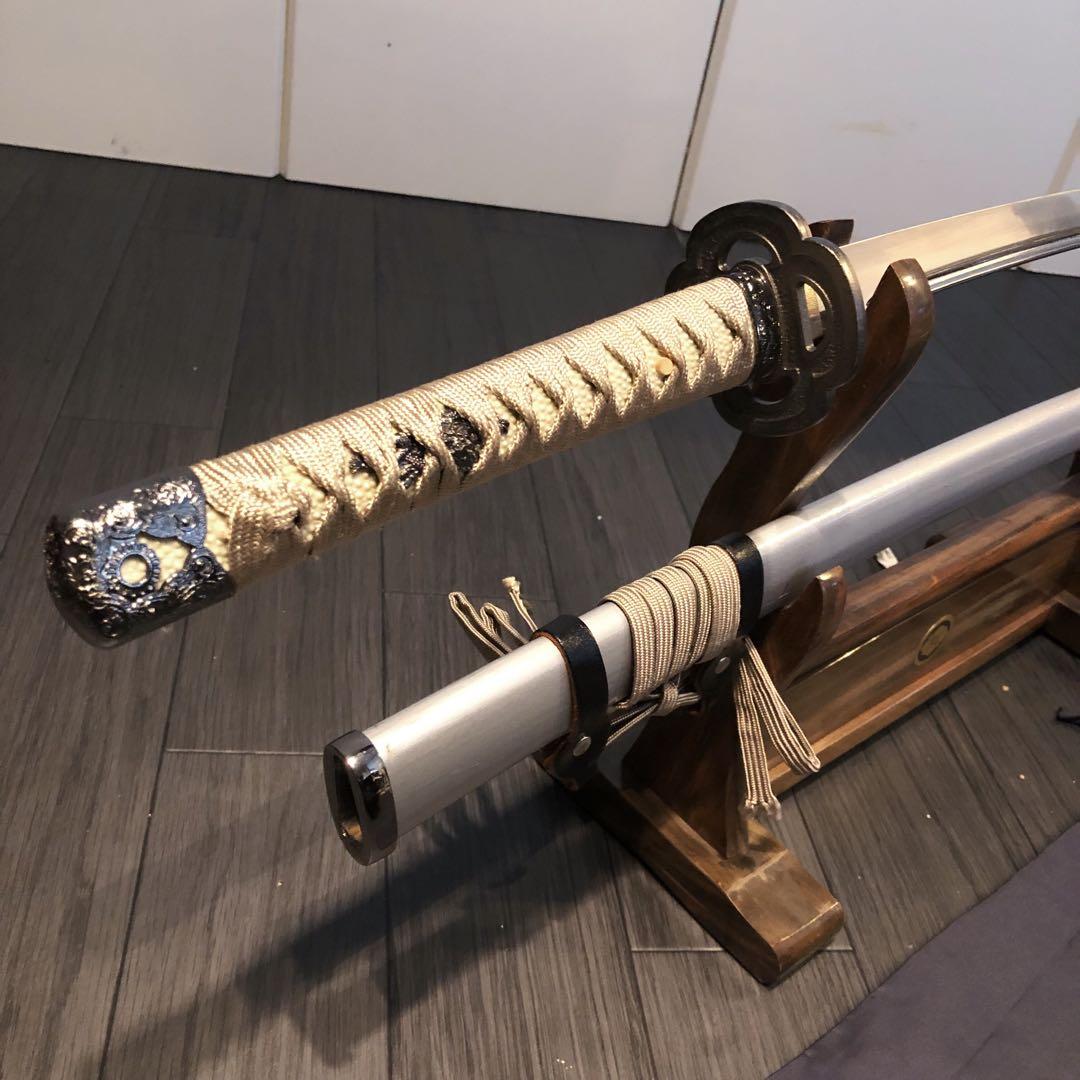 高級模造刀　銀鞘　居合刀　樋入り刀身　白拵え　亜合金刀身　名刀　刀袋付き