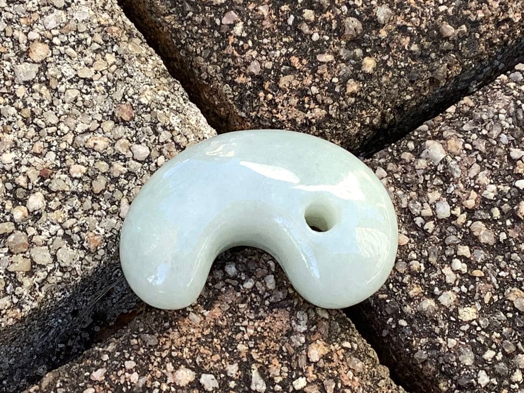 ✳アイスジェイド*淡緑色　１個お身近に　糸魚川翡翠ジェダイト勾玉 極上品　鑑別付