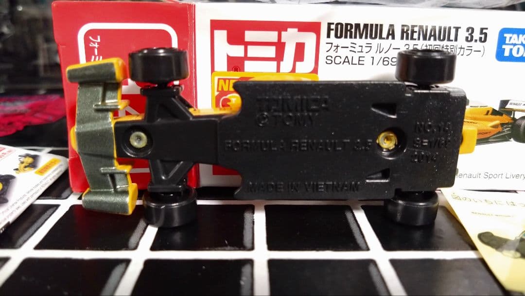 タカラトミー フォーミュラ・ルノー 3.5 1/64