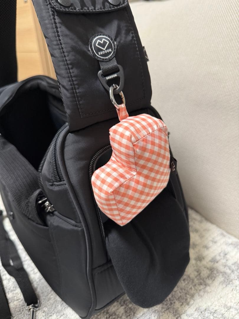 SSOOOK スリングバッグ　ブラックS ハートキーリング付き