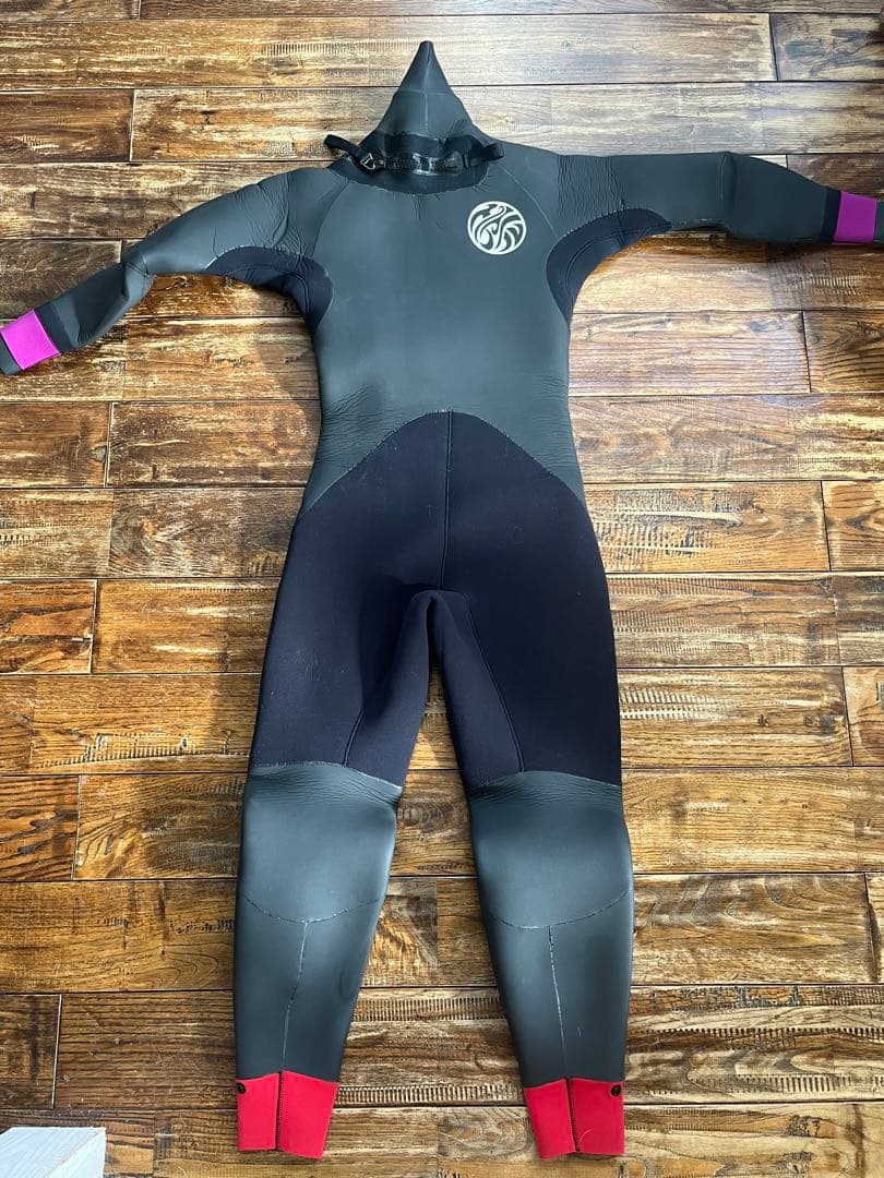 フード付きグレー/ブラックウェットスーツ