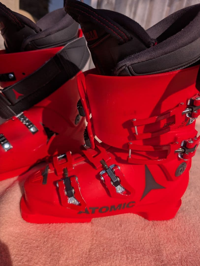 ATOMIC スキーブーツ レッド