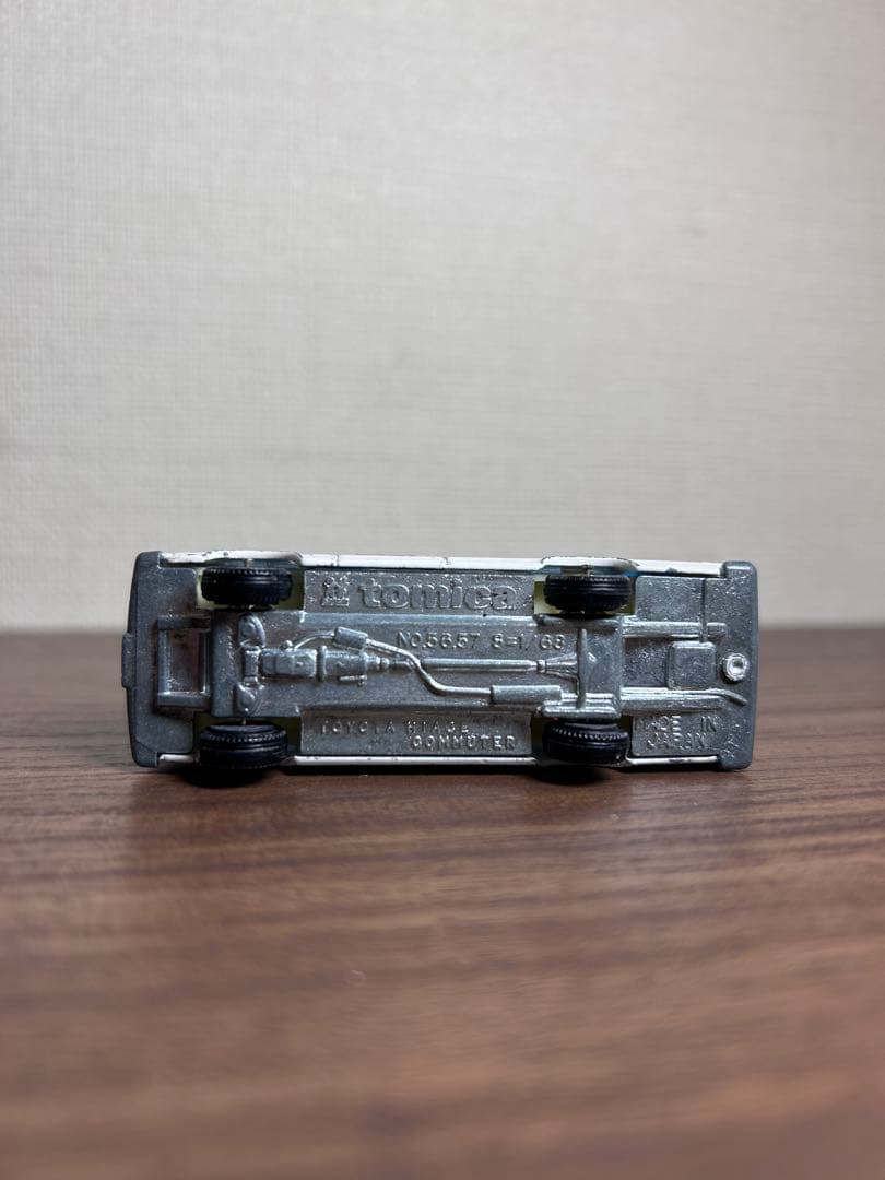 日本製トミカ黒箱No.57 トヨタハイエースコミューター救急車 当時物
