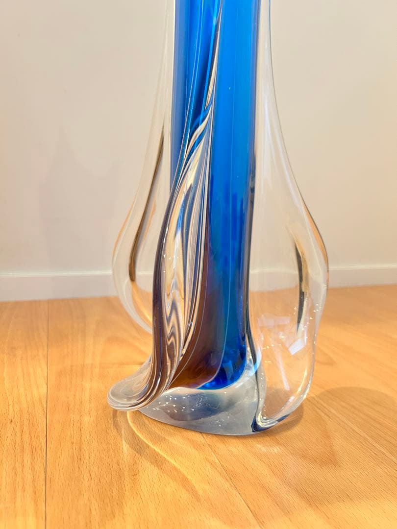 オーダーメイド 青いガラス 花瓶 流線型デザイン