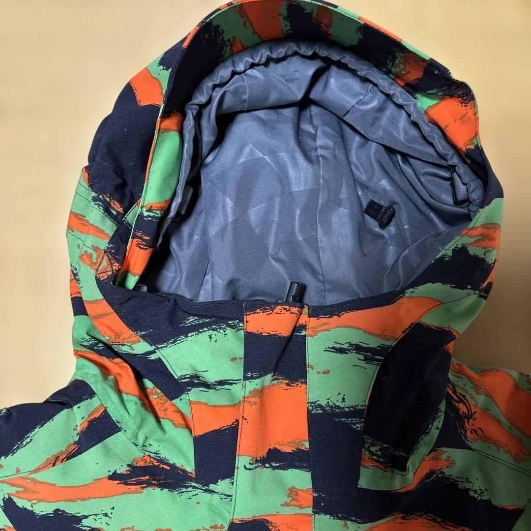 VOLCOM 迷彩柄アウター　スノボ　スノーボード　カモフラ 緑オレンジ