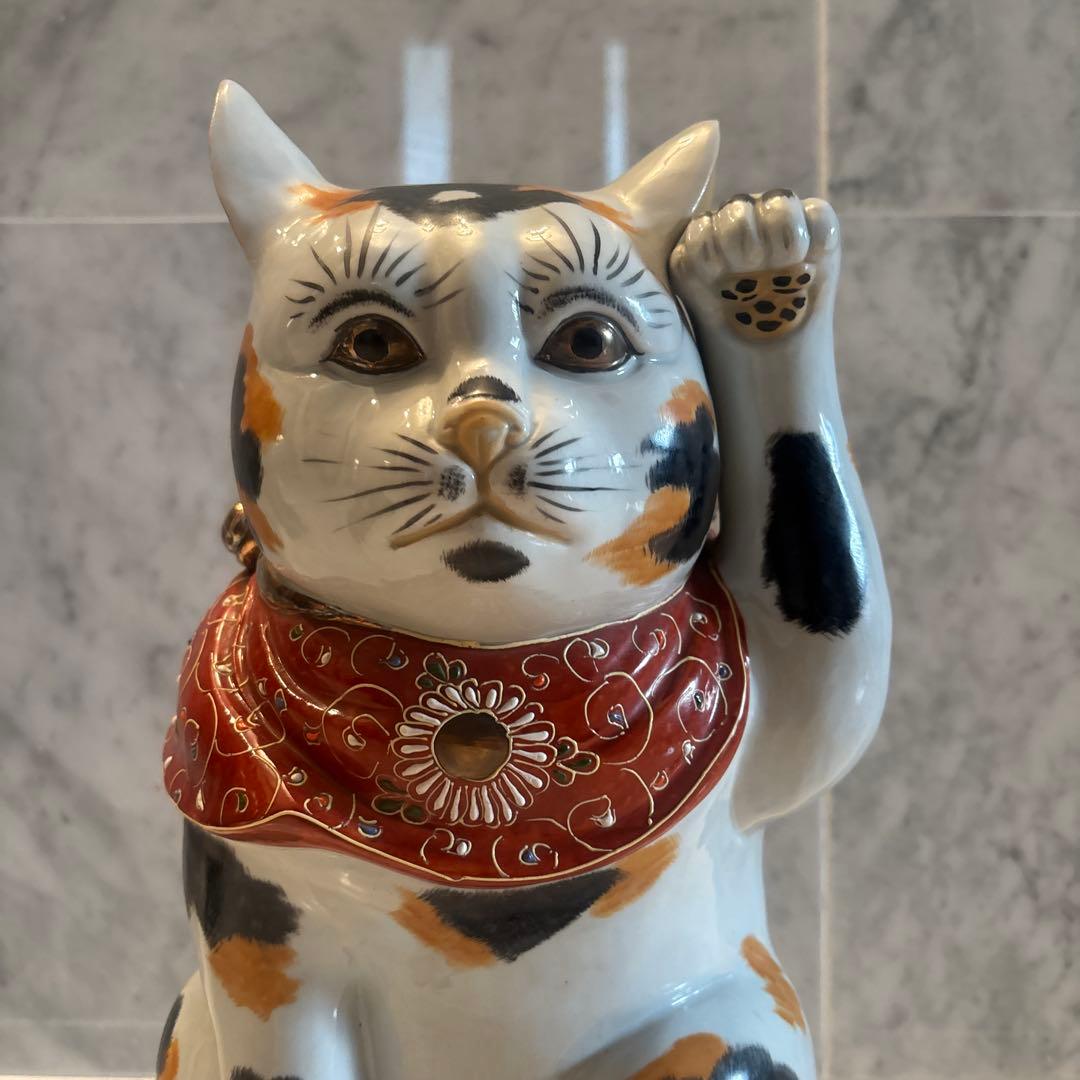 アンティーク九谷焼　金彩の妖艶な瞳やまつ毛、金彩や色彩が芸術的な招き猫