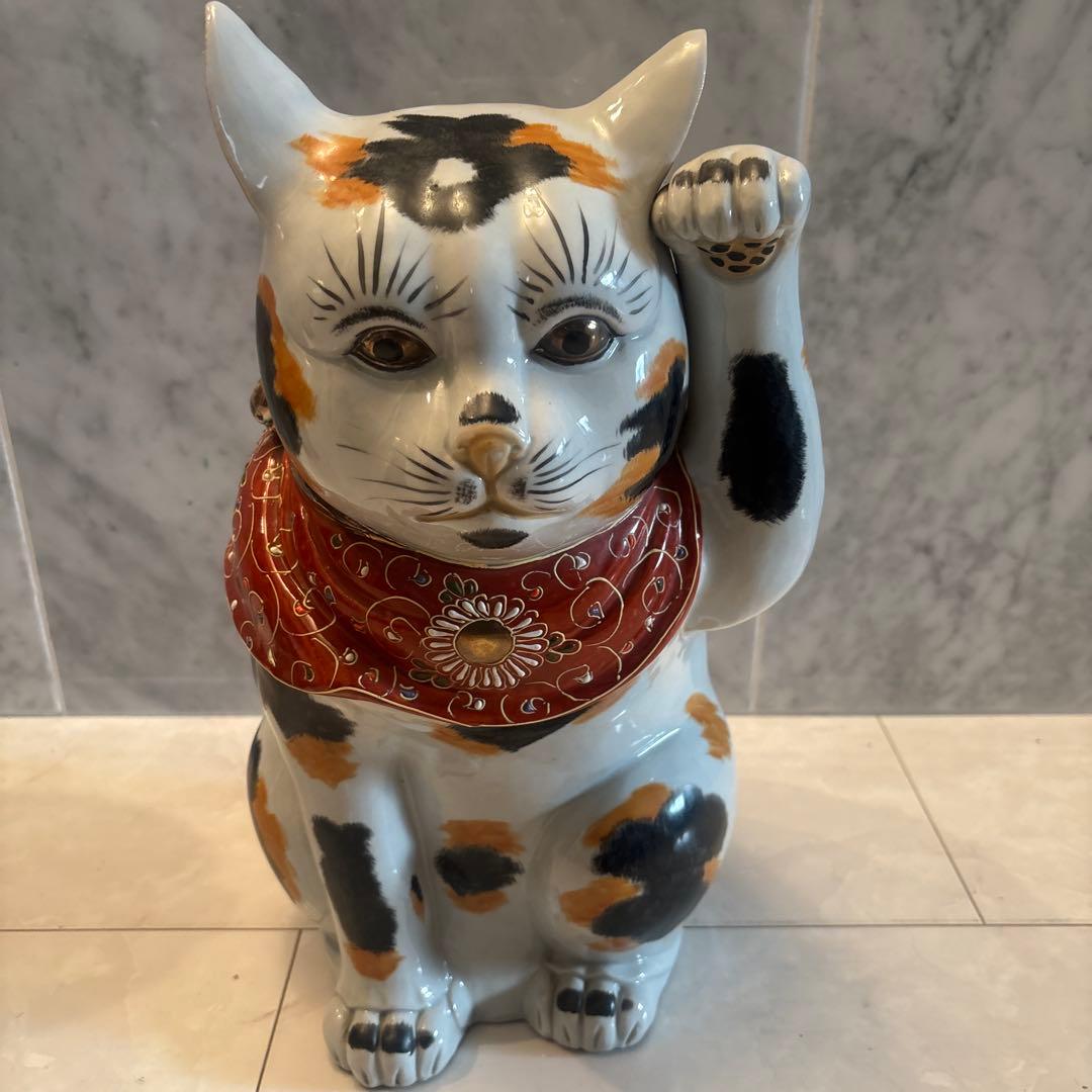 アンティーク九谷焼　金彩の妖艶な瞳やまつ毛、金彩や色彩が芸術的な招き猫