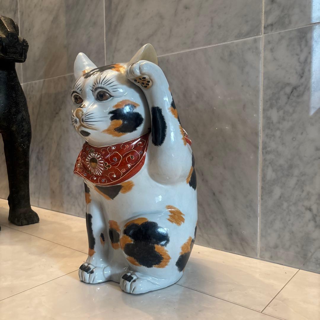 アンティーク九谷焼　金彩の妖艶な瞳やまつ毛、金彩や色彩が芸術的な招き猫