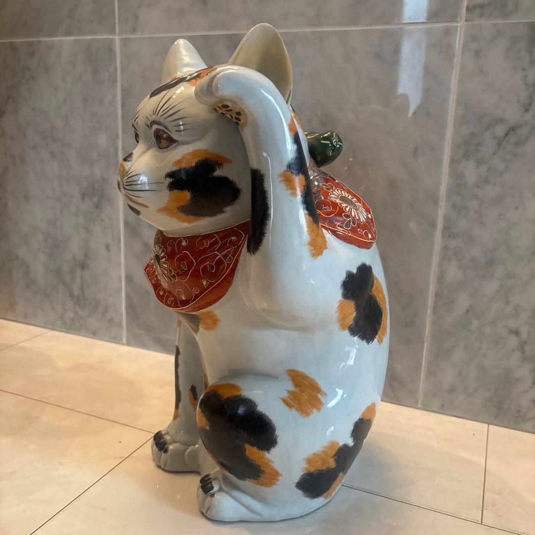 アンティーク九谷焼　金彩の妖艶な瞳やまつ毛、金彩や色彩が芸術的な招き猫