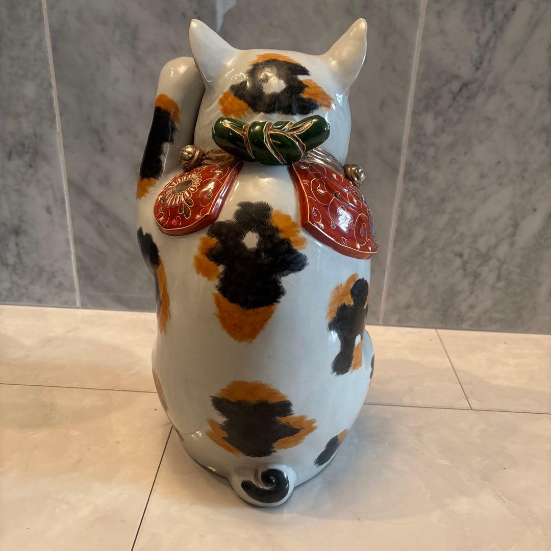アンティーク九谷焼　金彩の妖艶な瞳やまつ毛、金彩や色彩が芸術的な招き猫
