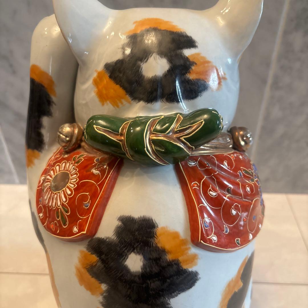 アンティーク九谷焼　金彩の妖艶な瞳やまつ毛、金彩や色彩が芸術的な招き猫