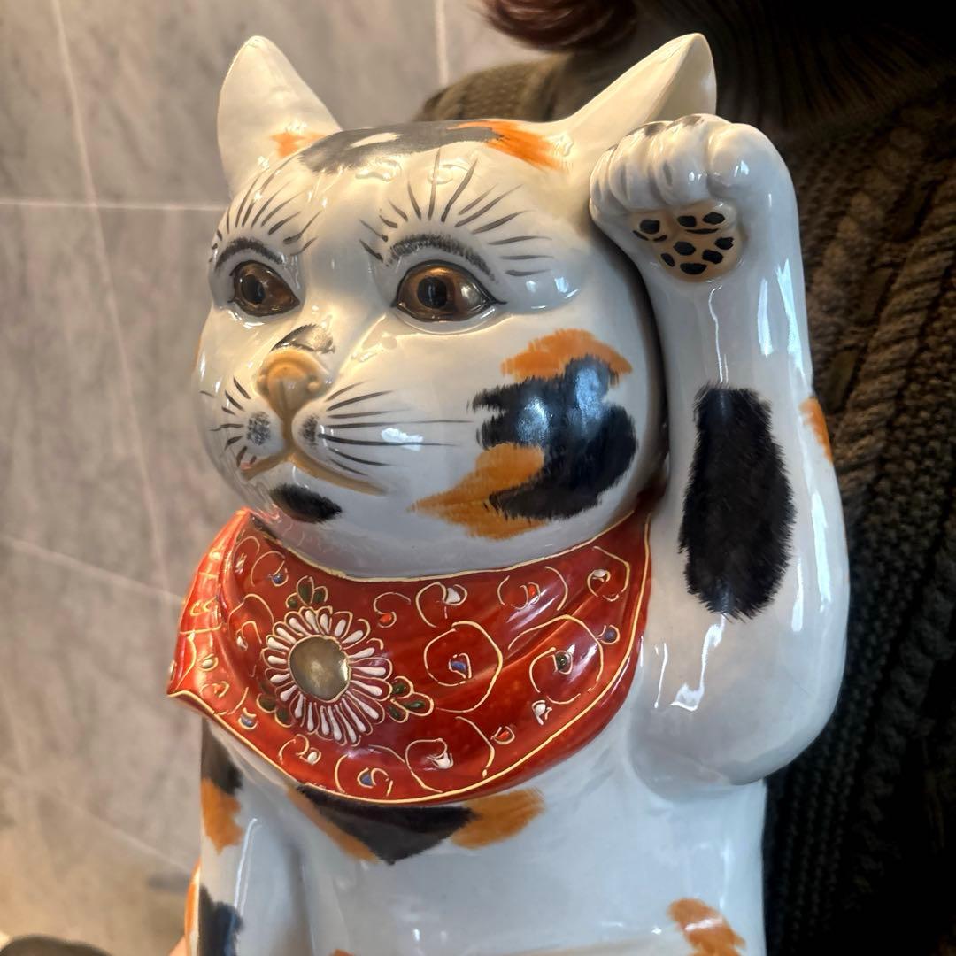 アンティーク九谷焼　金彩の妖艶な瞳やまつ毛、金彩や色彩が芸術的な招き猫