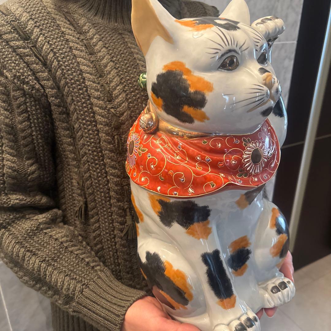 アンティーク九谷焼　金彩の妖艶な瞳やまつ毛、金彩や色彩が芸術的な招き猫