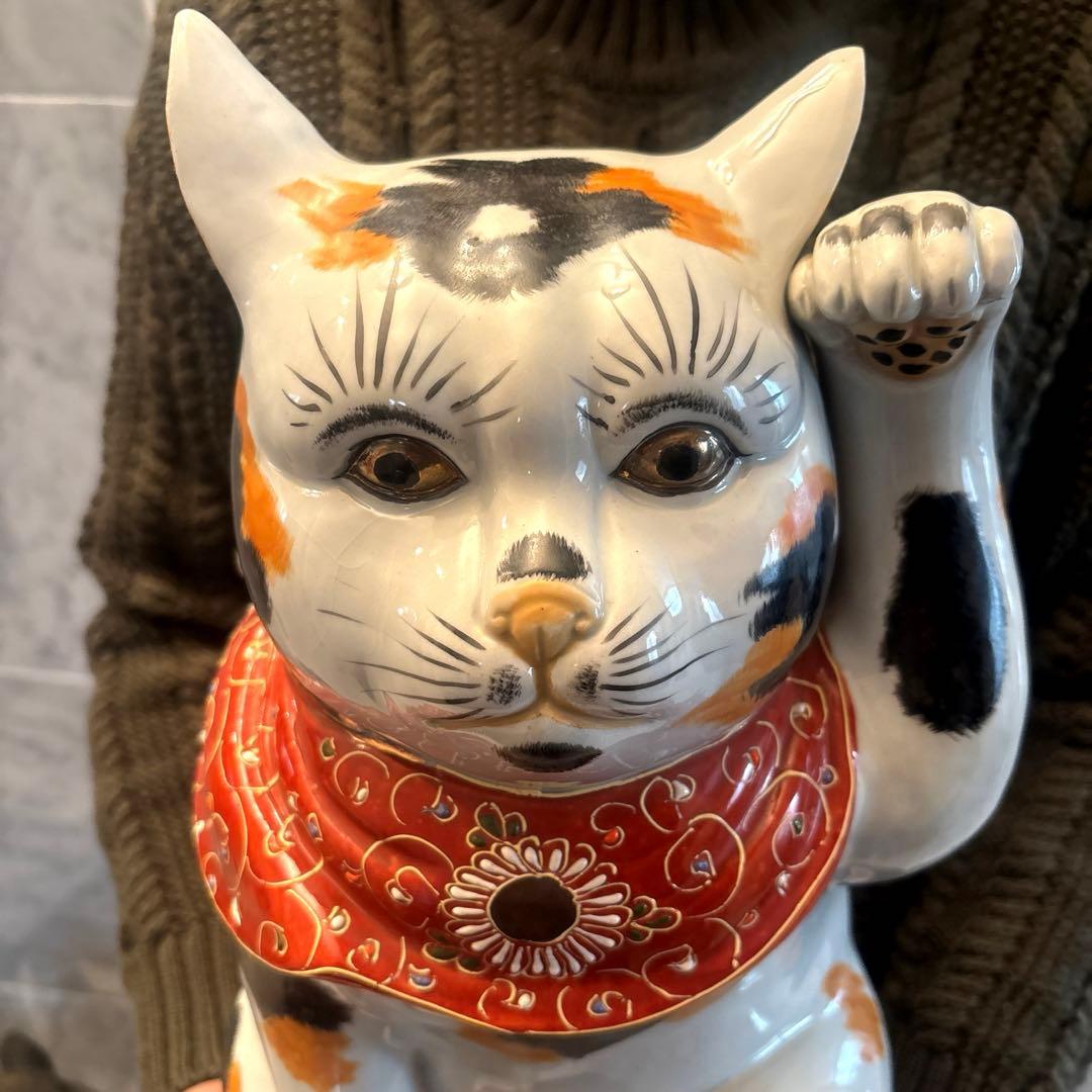 アンティーク九谷焼　金彩の妖艶な瞳やまつ毛、金彩や色彩が芸術的な招き猫