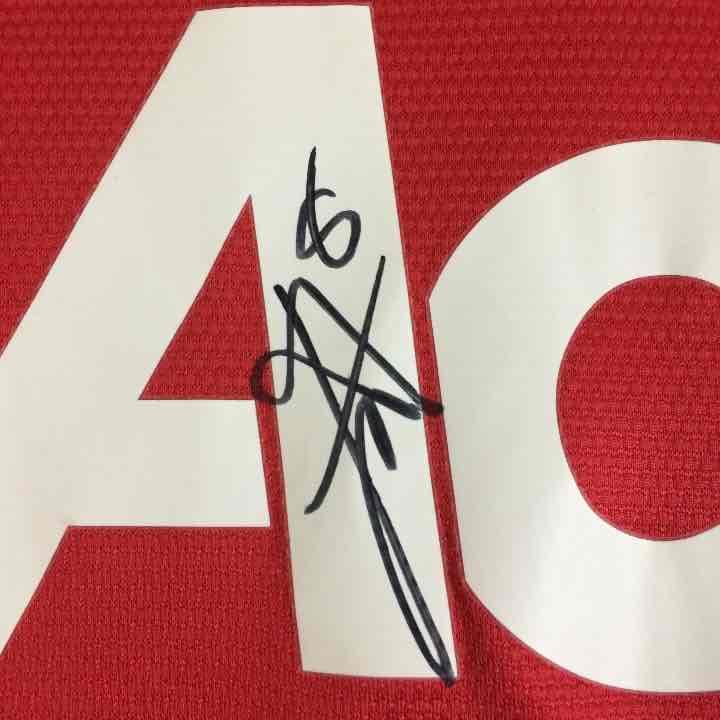 【マンU８選手の直筆サイン入りユニホーム】