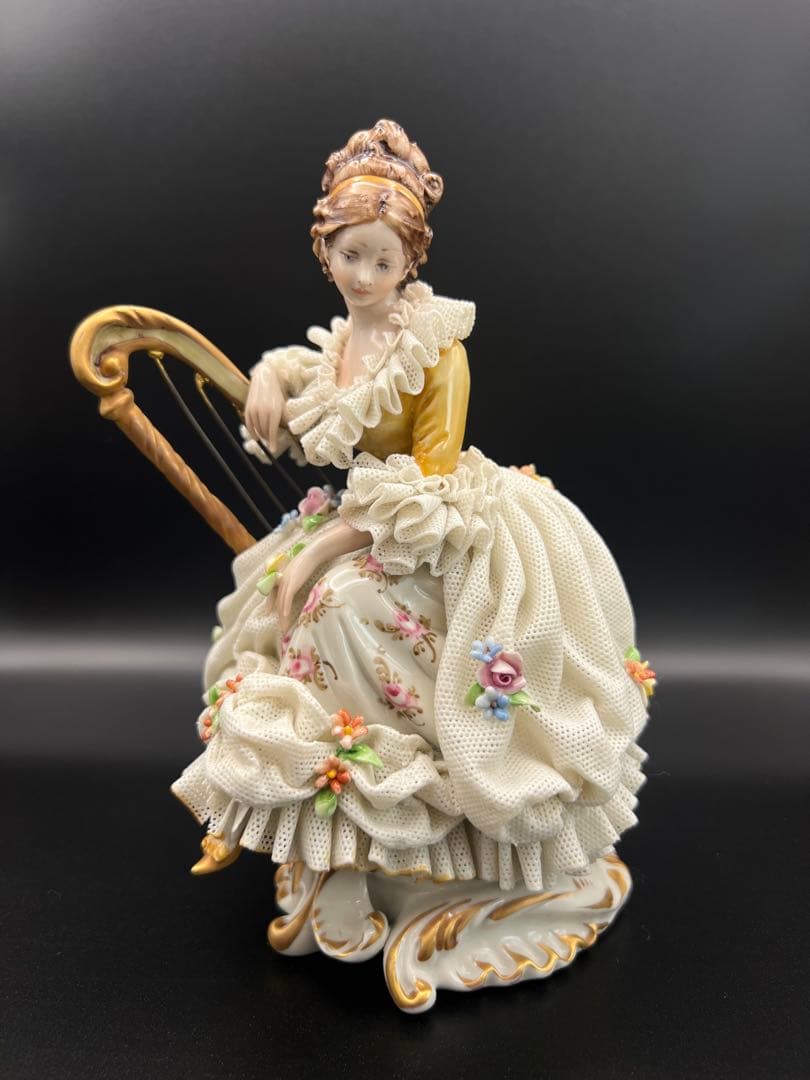 ハープを持つ女性の陶器像