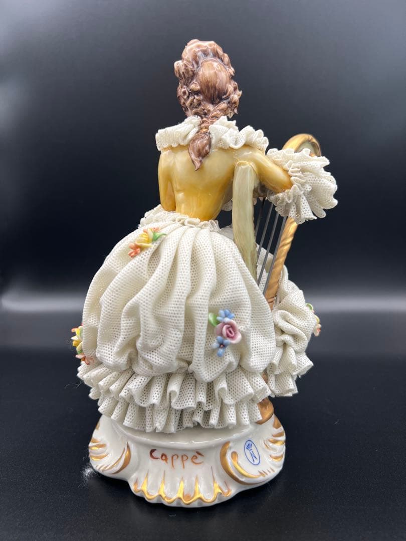 ハープを持つ女性の陶器像