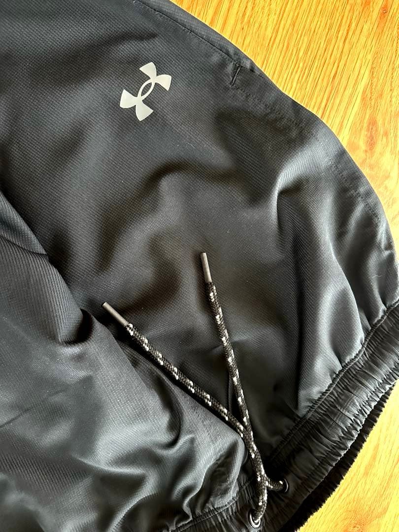 新品タグ付き★アンダーアーマー★ウインドパンツ　XL メンズ 黒