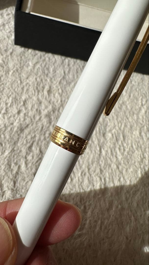 MONTBLANC ホワイトボールペン 箱付き 品の良い白×ゴールド本体