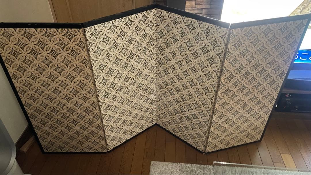 金箔をふんだんに使用した花と車輪の絵柄の金屏風