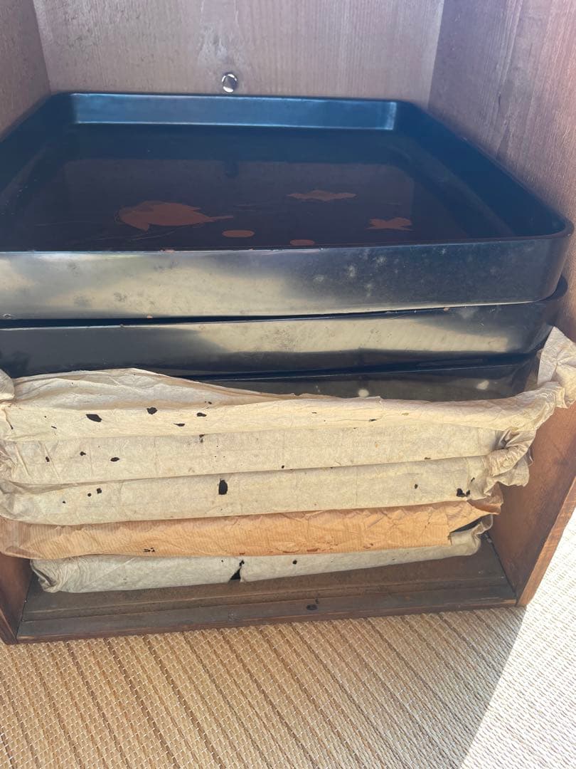 骨董品　希少　金箔装飾の黒漆塗り膳 収納箱付き　100年前