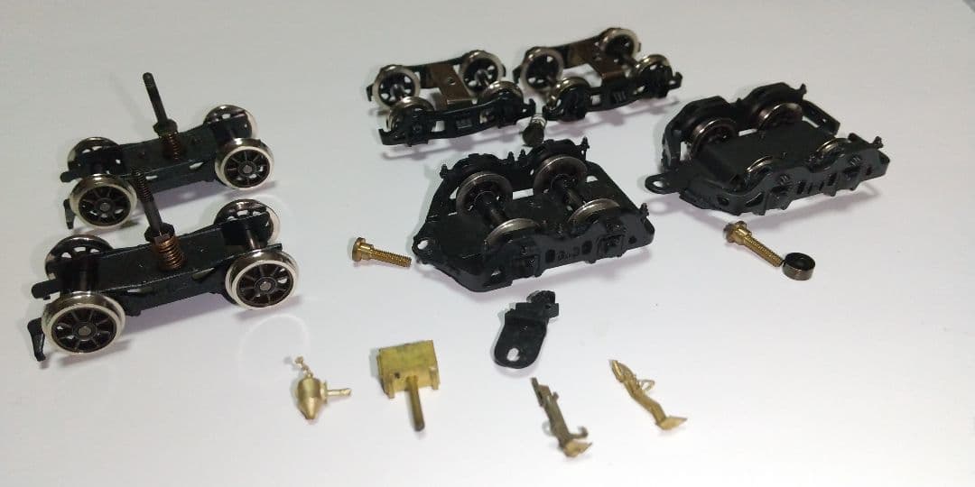 二軸先台車、 従台車 (各二種)、テンダー台車、他パーツ。HOゲージ。