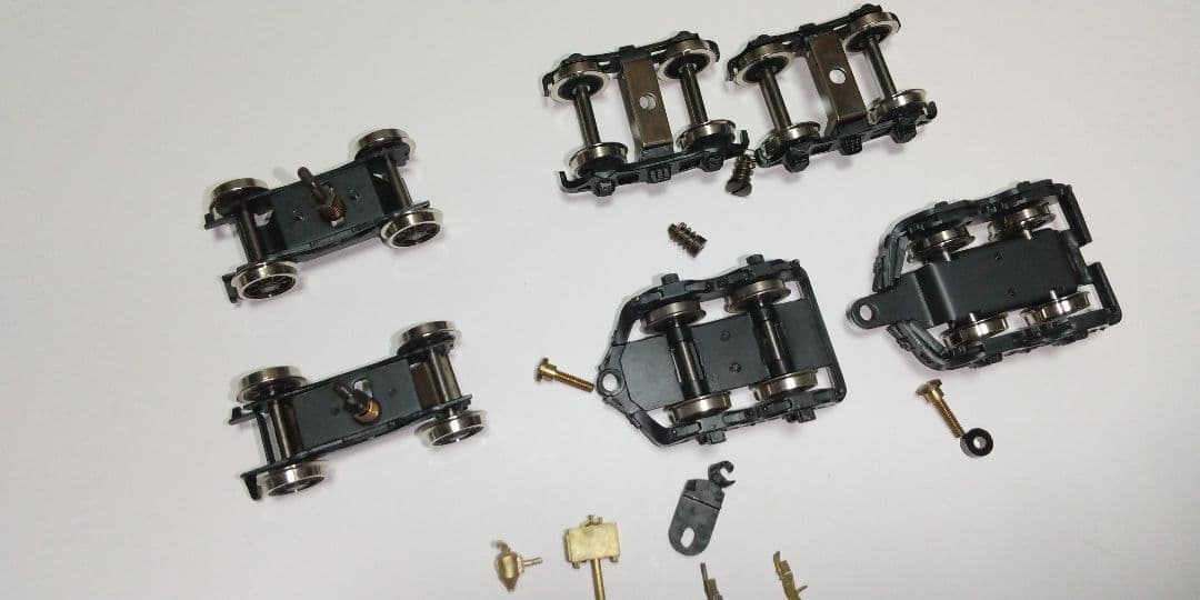 二軸先台車、 従台車 (各二種)、テンダー台車、他パーツ。HOゲージ。