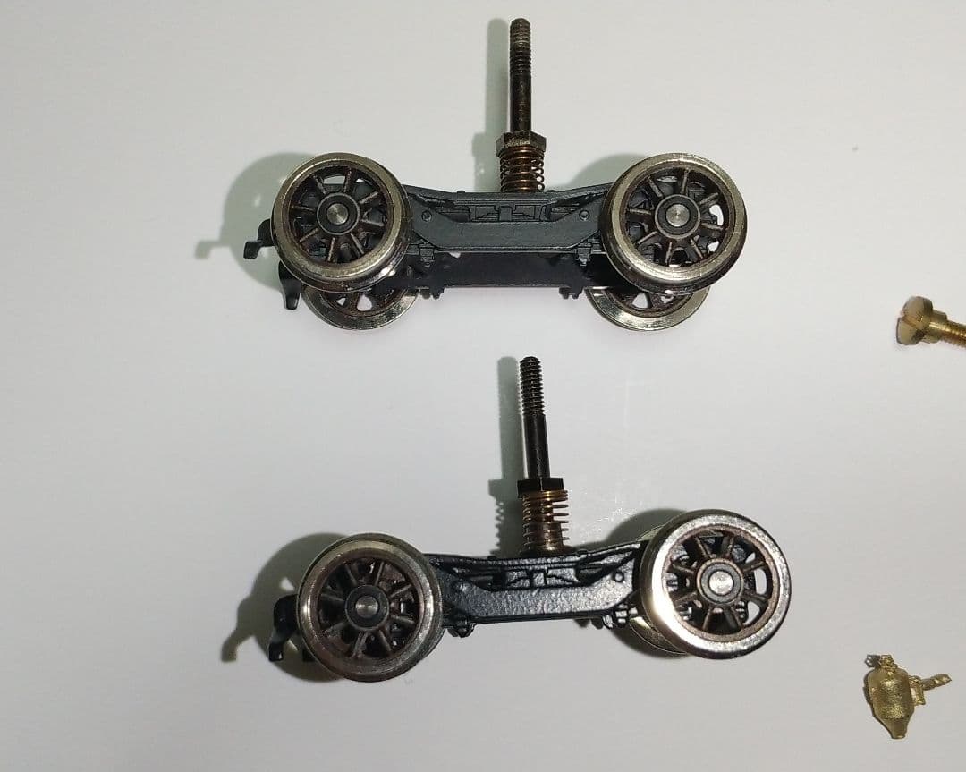 二軸先台車、 従台車 (各二種)、テンダー台車、他パーツ。HOゲージ。