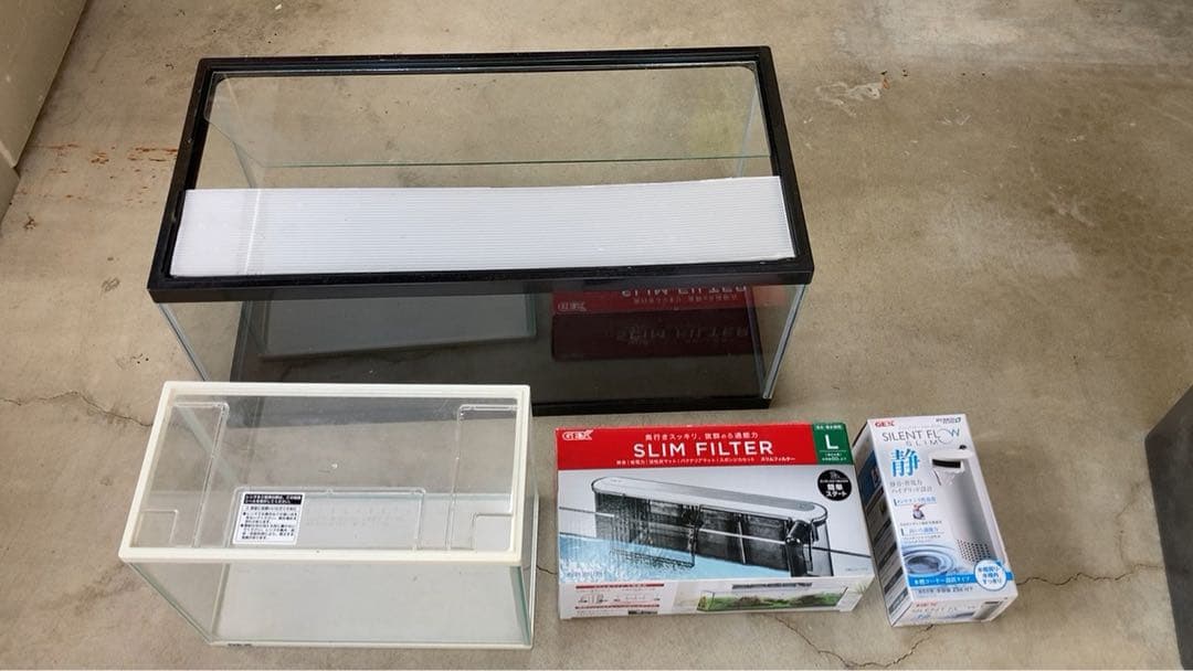 ガラス製水槽　大小2個　他，付属品つき