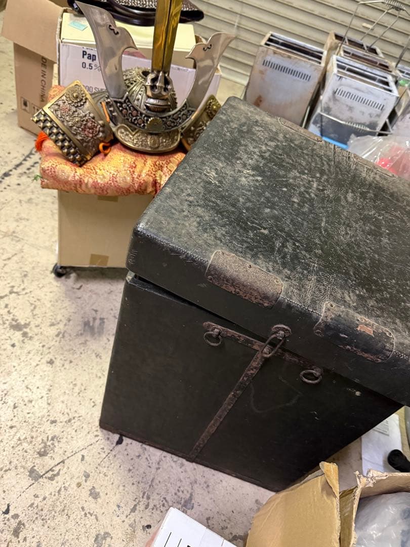 武士の兜　金色装飾の兜 菊花紋章入り　日本国皇室顎紐付き　赤いクッション付き