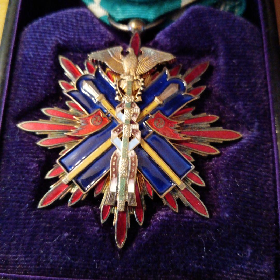 【極美品 完品】功四級金鵄勲章 略綬付き 共箱入り 純銀製 明治勲章 徽章32