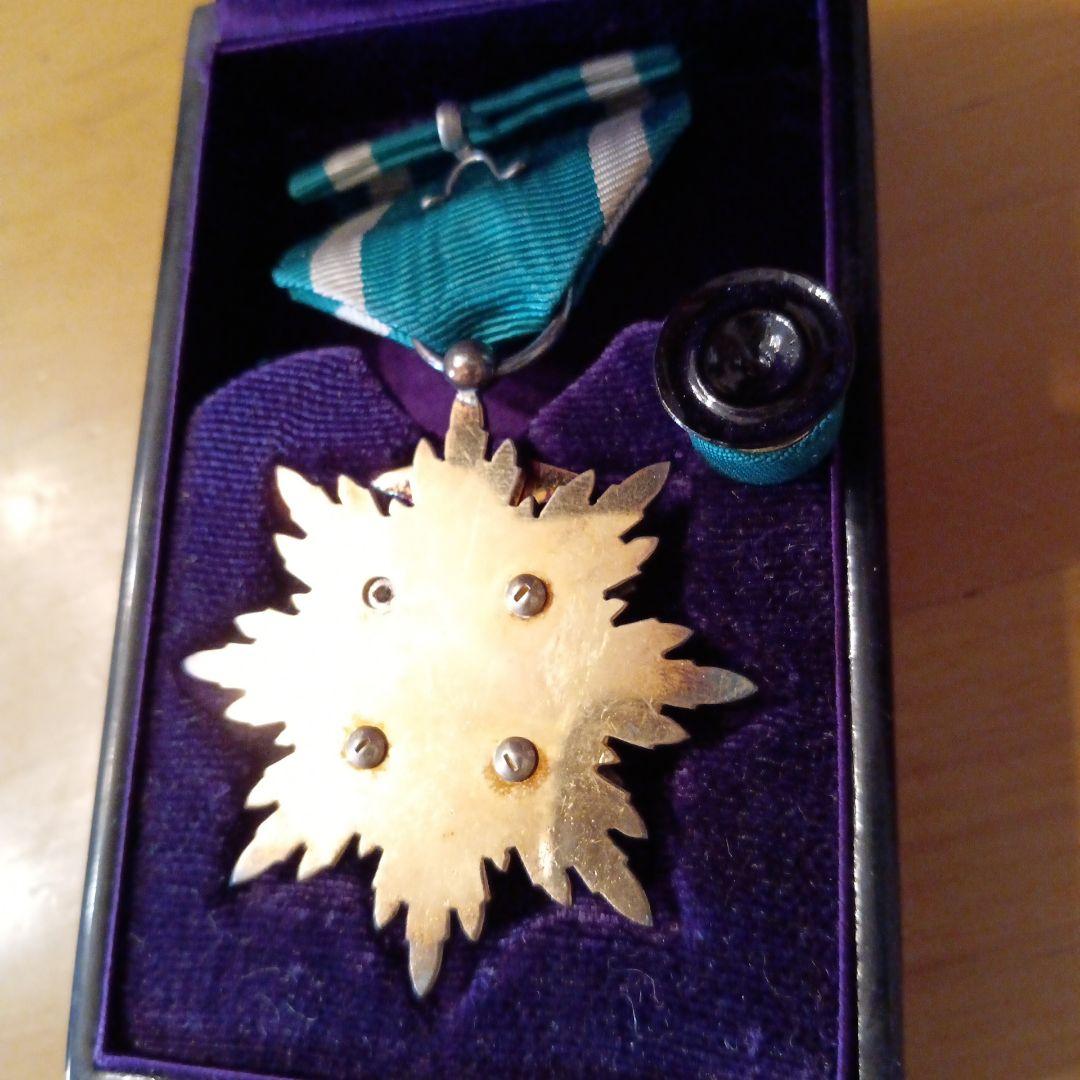 【極美品 完品】功四級金鵄勲章 略綬付き 共箱入り 純銀製 明治勲章 徽章32