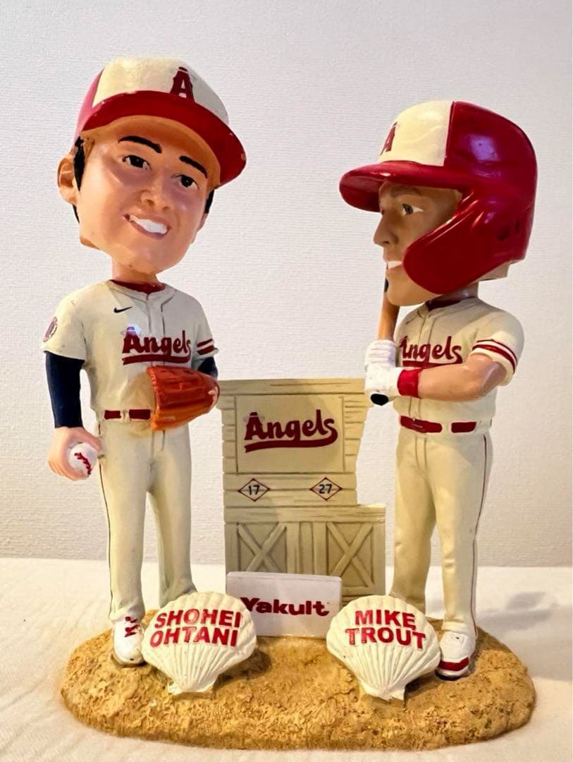 トラウタニ　ボブルヘッド