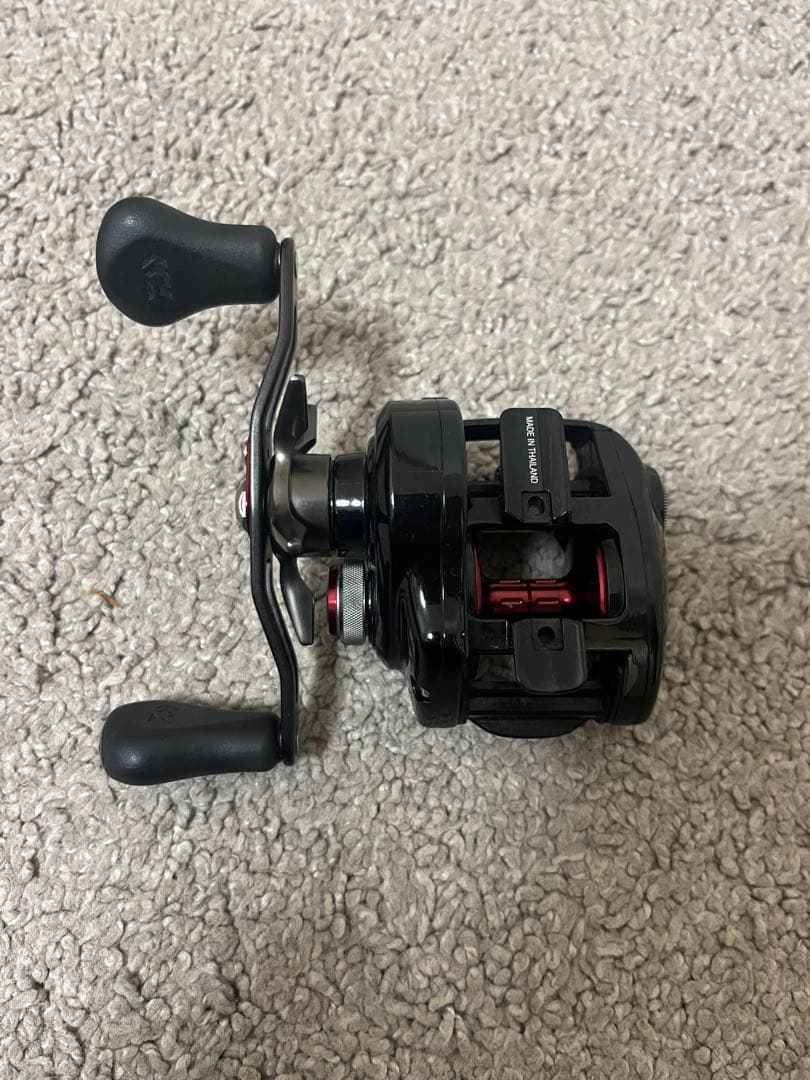 ダイワ　TATULA HDカスタム ベイトリール ブラック/レッド カバー付き