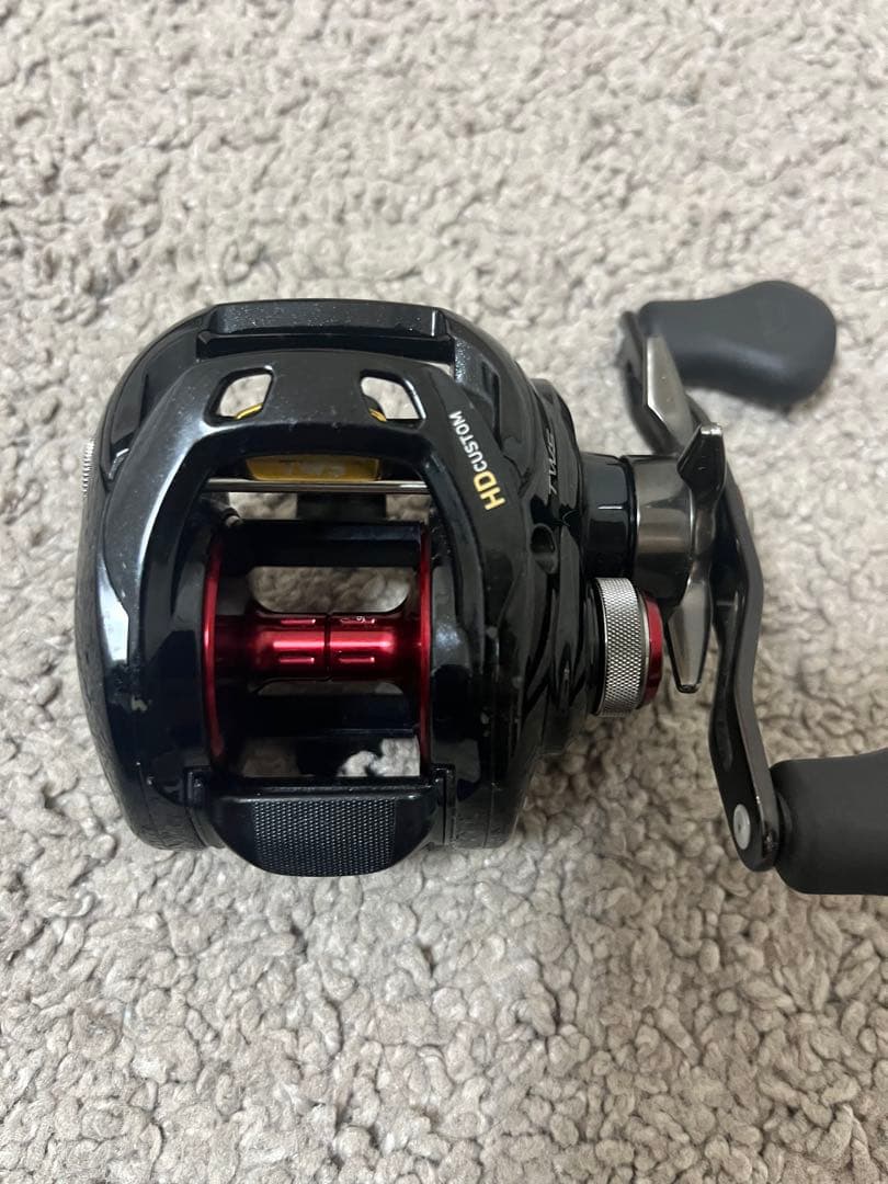 ダイワ　TATULA HDカスタム ベイトリール ブラック/レッド カバー付き
